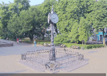 Біля тристороннього годинника у Тернополі пропали лавки!