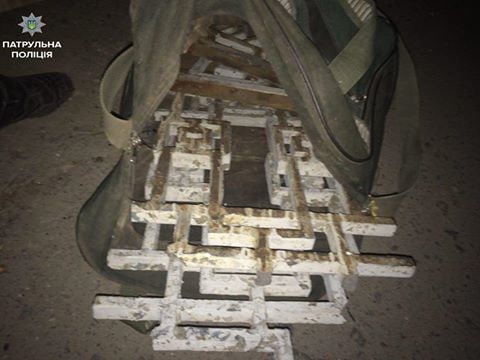 Як у Тернополі спіймали чоловіка з важкою сумкою і чим це закінчилося