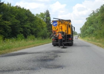 Ремонтують дорогу, малюють каплицю, – на Тернопільщині готуються до великої події