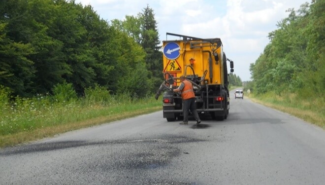 Ремонтують дорогу, малюють каплицю, – на Тернопільщині готуються до великої події
