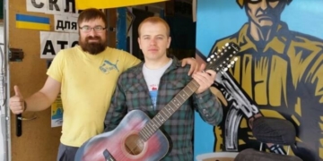 У Тернополі на аукціон виставили гітару з підписом лідера гурту “СКАЙ”