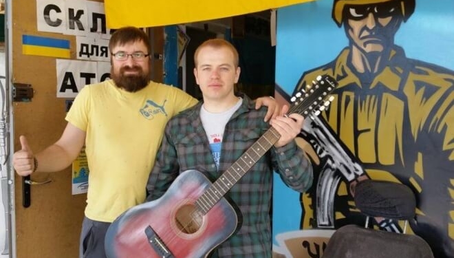 У Тернополі на аукціон виставили гітару з підписом лідера гурту “СКАЙ”