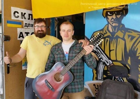 У Тернополі на аукціон за невеликі гроші виставили гітару лідера гурту “СКАЙ”