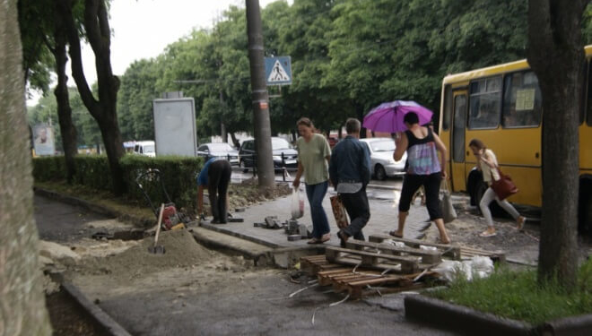 У Тернополі облаштовують тротуар, де часто трапляються аварії