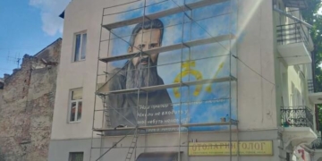 У Тернополі домальовують на стіні велике зображення Шептицького попри невдоволення мешканців (фото)