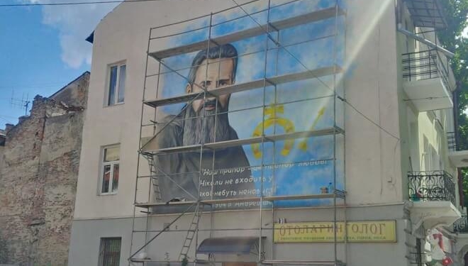 У Тернополі домальовують на стіні велике зображення Шептицького попри невдоволення мешканців (фото)