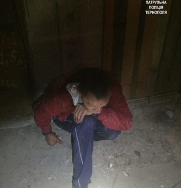 У Тернопільському підвалі знайшли чоловіка з ножем