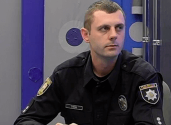 Жінка з кропом, яку скрутили поліціянти в Тернополі, показувала геніталії і кусалась