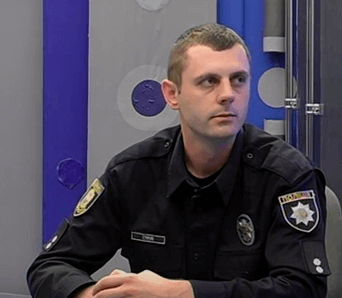 Жінка з кропом, яку скрутили поліціянти в Тернополі, показувала геніталії і кусалась