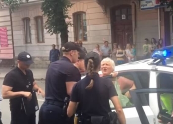 У Тернополі поліцейські скрутили бабусю, що торгувала петрушкою (Відео)