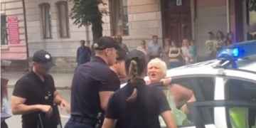 У Тернополі поліцейські скрутили бабусю, що торгувала петрушкою (Відео)