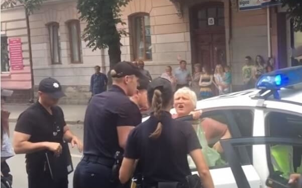 У Тернополі поліцейські скрутили бабусю, що торгувала петрушкою (Відео)