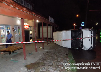 У Тернополі перекинувся бус (фото)