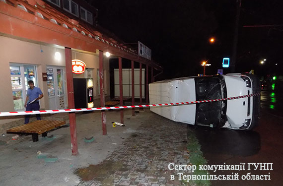 У Тернополі перекинувся бус (фото)