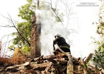 Через закинуту халупу у Тернополі могли загорітися декілька особняків (відео)