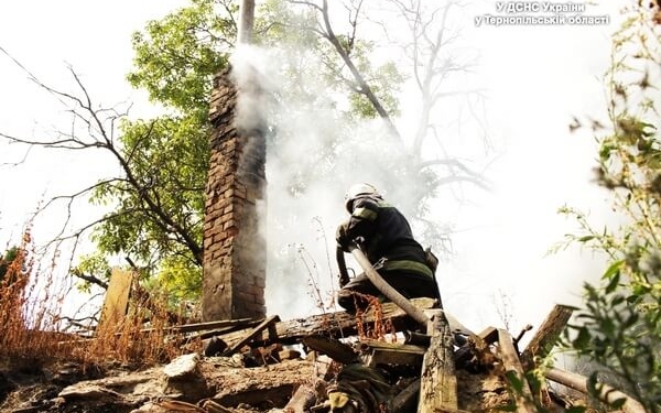 Через закинуту халупу у Тернополі могли загорітися декілька особняків (відео)