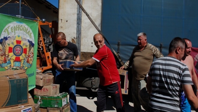 Тернопільські волонтери відправили у АТО вантажівку, наповнену продуктами