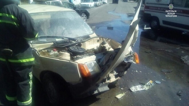 ДТП у Тернополі: не розминулися автомобіль з мотоциклом