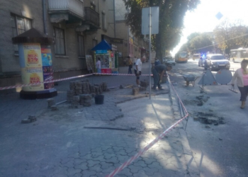 У центрі Тернополя бруківку вже “латають” (фотофакт)