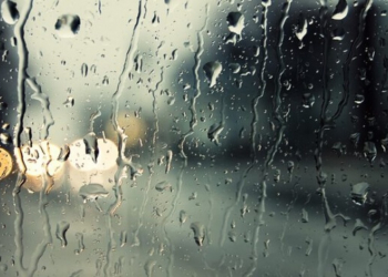 Сильна гроза у Тернополі знесла з недобудови частину даху (відео)