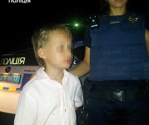 Тернополем сам гуляв шестирічний хлопчик