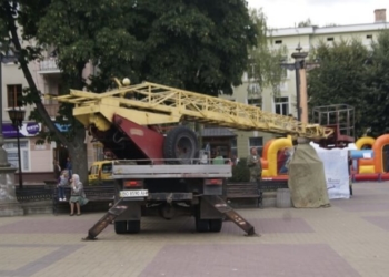 У Тернополі добралися ще й до цих ліхтарів (фотофакт)