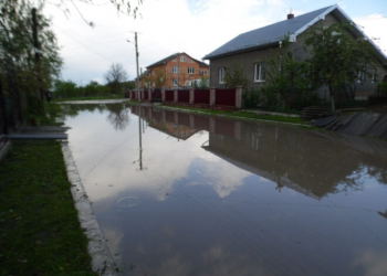На Тернопільщині сильні дощі залили місто (фото)