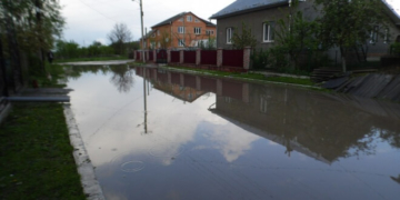 На Тернопільщині сильні дощі залили місто (фото)