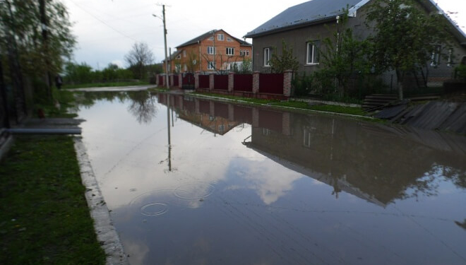 На Тернопільщині сильні дощі залили місто (фото)