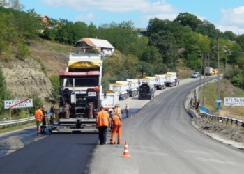 Вам і не снилось: шість фото, як працюють тернопільські дорожники у останні дні серпня (фото)