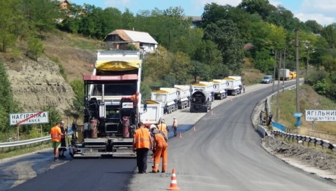 Вам і не снилось: шість фото, як працюють тернопільські дорожники у останні дні серпня (фото)