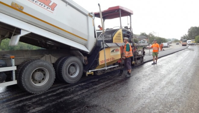 Вам і не снилось: шість фото, як працюють тернопільські дорожники у останні дні серпня (фото)