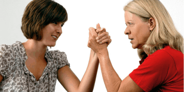 Молимося, щоб “добрі” невістки не довели до інфаркту, – що об’єднує двох свекрух з Тернопільщини