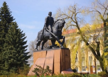 Чому на постаменті пам’ятнику Данилу Галицькому у Тернополі не вистачає декілька плит?