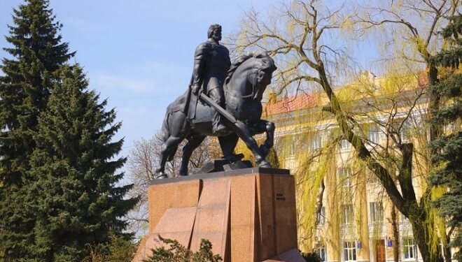 Чому на постаменті пам’ятнику Данилу Галицькому у Тернополі не вистачає декілька плит?