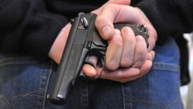 стріляв з пневматичного пістолета