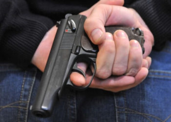 стріляв з пневматичного пістолета