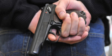 стріляв з пневматичного пістолета