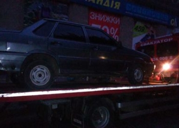 Патрульні зупинили тернополянина через фару, а згодом евакуювали автомобіль