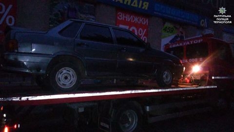 Патрульні зупинили тернополянина через фару, а згодом евакуювали автомобіль