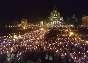 На Тернопільщині бачили море людей зі свічками у руках (фото, відео)