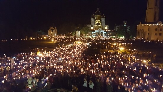 На Тернопільщині бачили море людей зі свічками у руках (фото, відео)