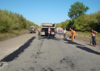 На Тернопільщині латають дорогу, яка давно потребує ремонту (фото)