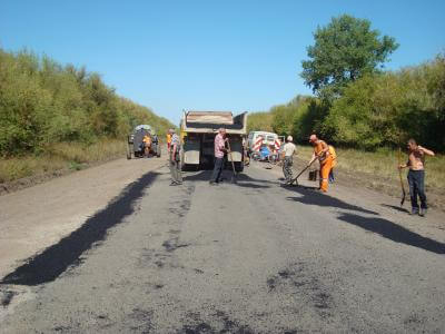 На Тернопільщині латають дорогу, яка давно потребує ремонту (фото)