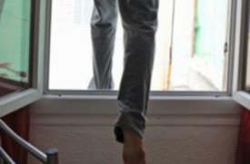 вистрибнув з вікна