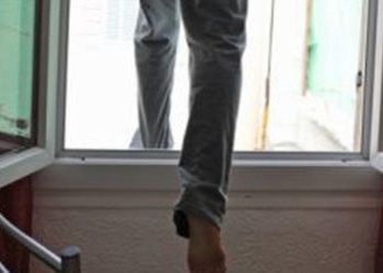 вистрибнув з вікна