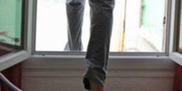 вистрибнув з вікна