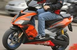 Скутерист на Тернопільщині збив матір з дочкою