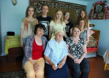 Пенсіонерка з Тернопільщини: “Мені сьогодні 83 роки, і я ходжу по оборі і співаю…”