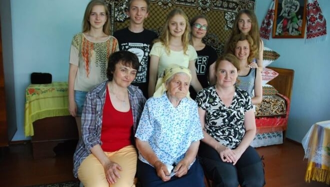 Пенсіонерка з Тернопільщини: “Мені сьогодні 83 роки, і я ходжу по оборі і співаю…”